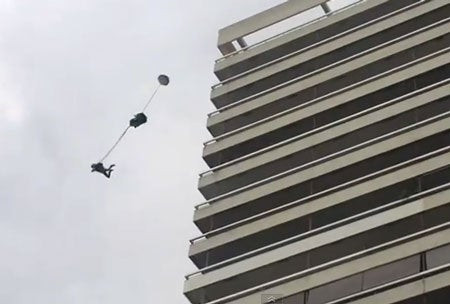 Ίλιγγος: Base Jumping από τον Πύργο Αθηνών (βίντεο)